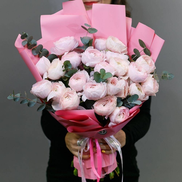 Букет из 25 розовых ранункулюсов с эвкалиптом