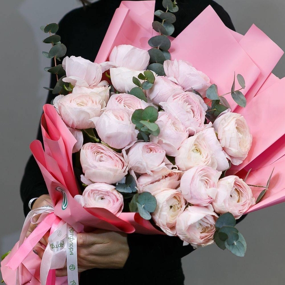 Букет из 25 розовых ранункулюсов с эвкалиптом