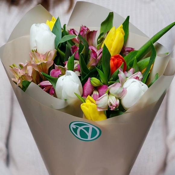 Букет из тюльпанов и альстромерии микс - S