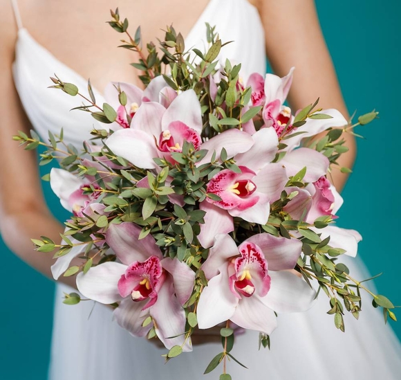 Букет невесты из орхидей и эвкалипта