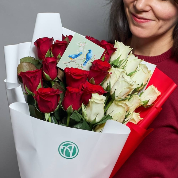 Набор размер L с букетом из 25 красных и белых роз 50 см (Кения) в корейской упаковке