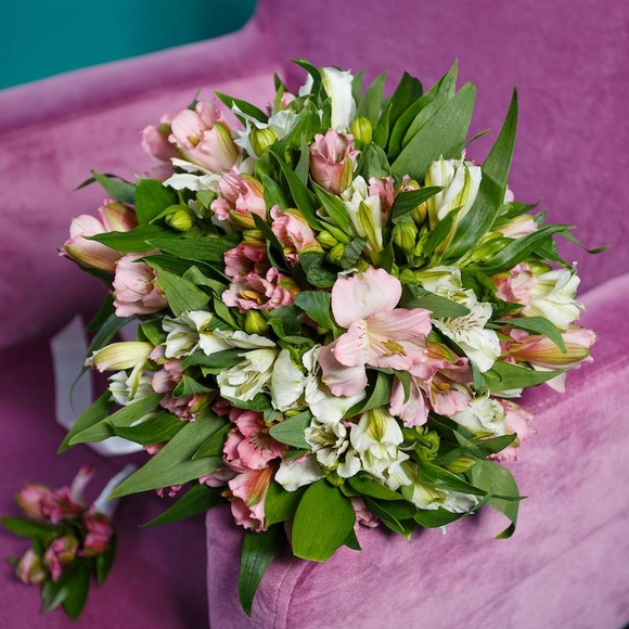 Букет невесты из розовых и белых альстромерий