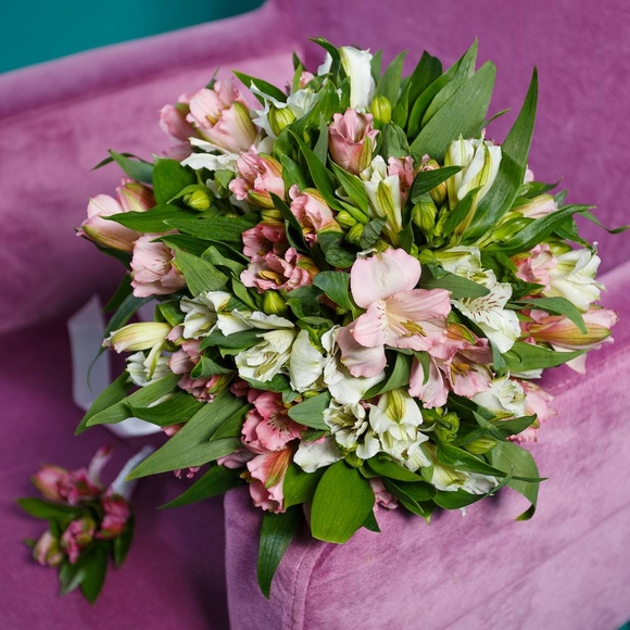 Набор букет невесты с альстромерией и бутоньерка