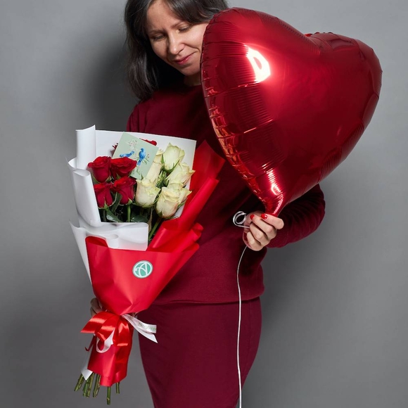 Набор размер S с букетом из 13 красных и белых роз 50 см (Кения) в корейской упаковке