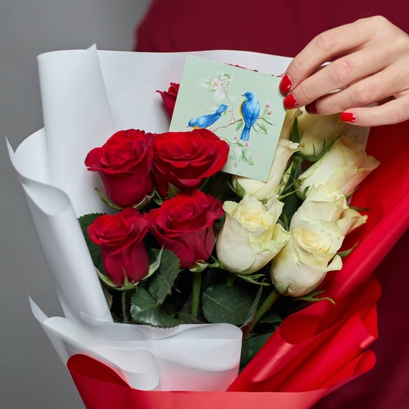 Набор размер S с букетом из 13 красных и белых роз 50 см (Кения) в корейской упаковке