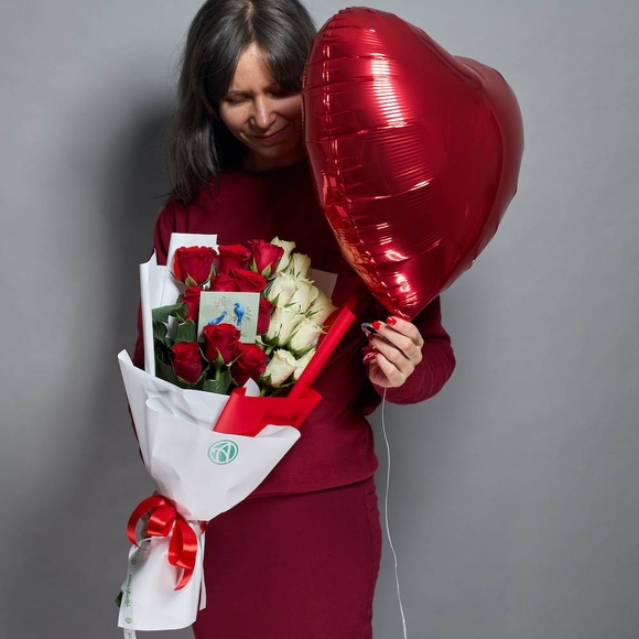 Набор размер М с букетом из 19 красных и белых роз 50 см (Кения) в корейской упаковке