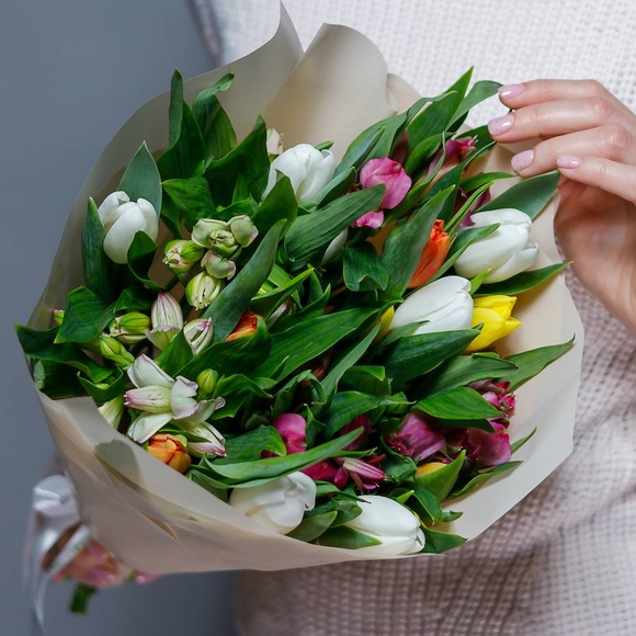 Букет из тюльпанов и альстромерии микс - М
