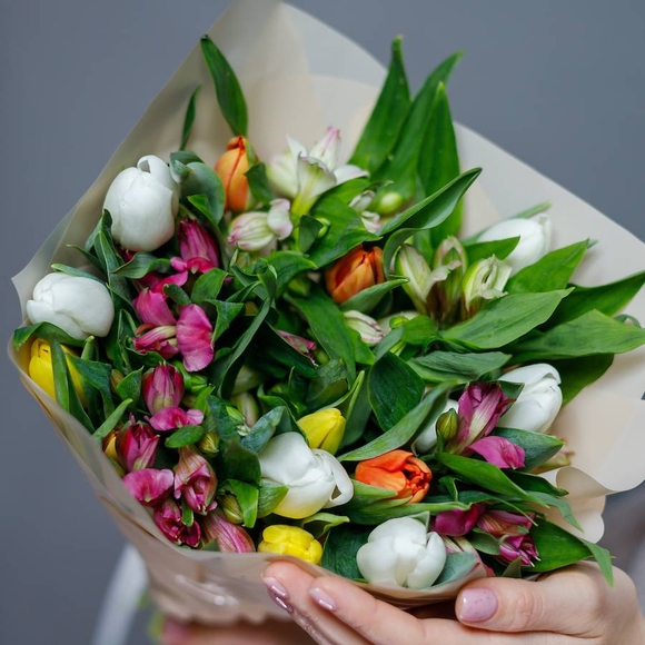 Букет из тюльпанов и альстромерии микс - М