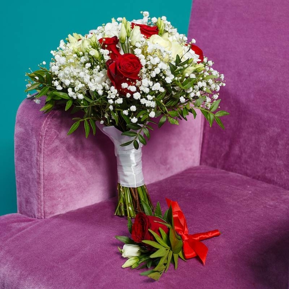 Набор букет невесты из роз, лизиантуса и гипсофилы с бутоньеркой