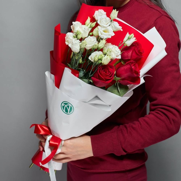Букет из красных роз 50 см (Эквадор) и лизиантус - S в корейской упаковке