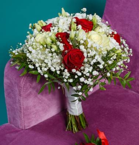 Набор букет невесты из роз, лизиантуса и гипсофилы с бутоньеркой