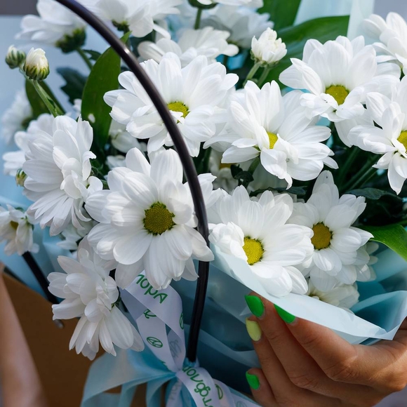 Цветочная сумочка с белой кустовой хризантемой