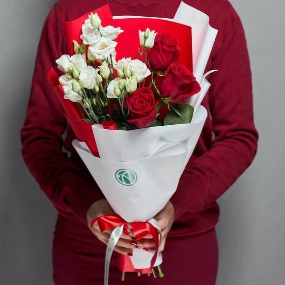 Букет из красных роз 50 см (Эквадор) и лизиантус - S в корейской упаковке
