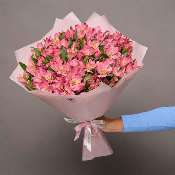 Букет из 23 розовых альстромерий в корейской упаковке