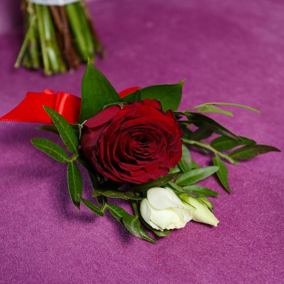 Бутоньерка с розой и лизиантусом