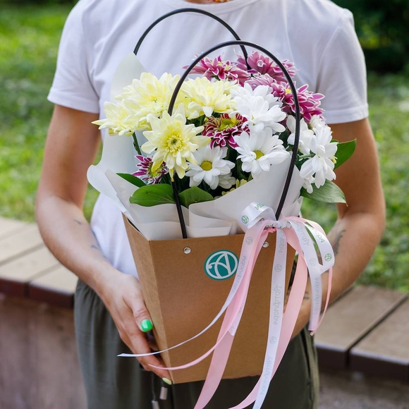 Цветочная сумочка с кустовой хризантемой микс