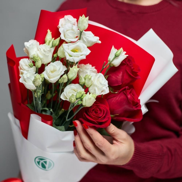 Букет из красных роз 50 см (Эквадор) и лизиантус - S в корейской упаковке