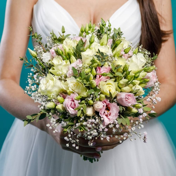 Букет невесты из роз, лизиантуса и гипсофилы с эвкалиптом