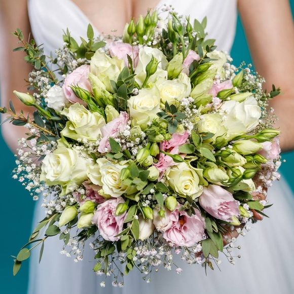 Букет невесты из роз, лизиантуса и гипсофилы с эвкалиптом