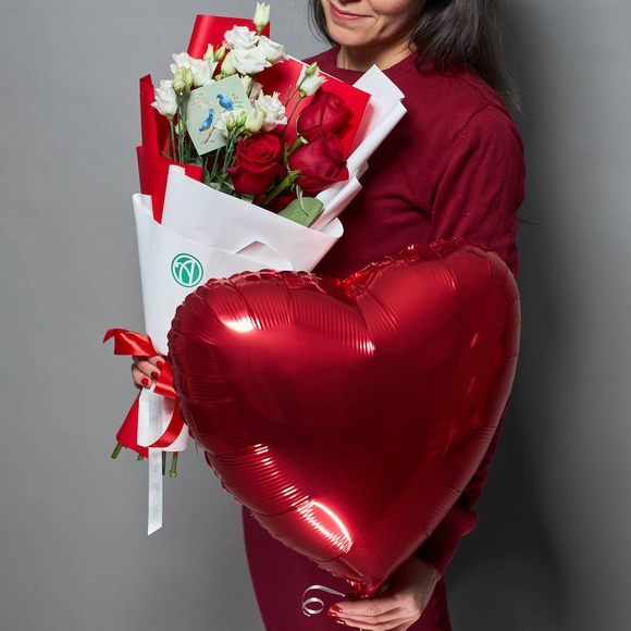 Набор размер S с букетом из красных роз 50 см (Эквадор) и лизиантус - S