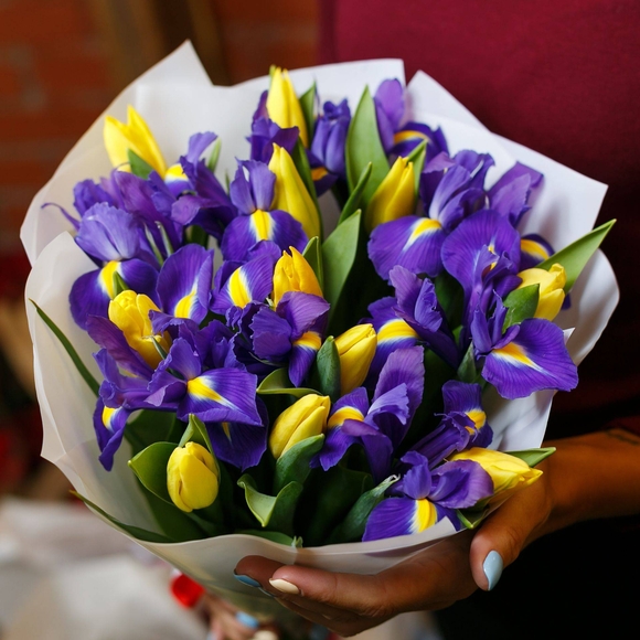 Букет из желтых тюльпанов с ирисами - S
