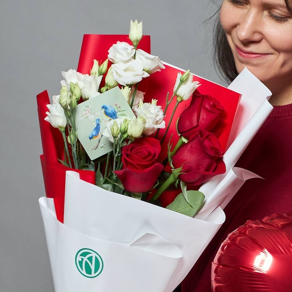 Набор размер S с букетом из красных роз 50 см (Эквадор) и лизиантус - S