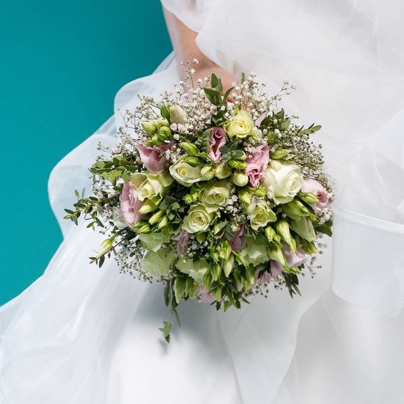 Букет невесты из роз, лизиантуса и гипсофилы с эвкалиптом