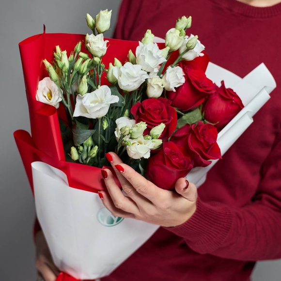 Букет из красных роз 50 см (Эквадор) и лизиантус - М в корейской упаковке