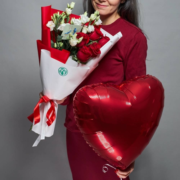 Набор размер М с букетом из красных роз 50 см (Эквадор) и лизиантус - M