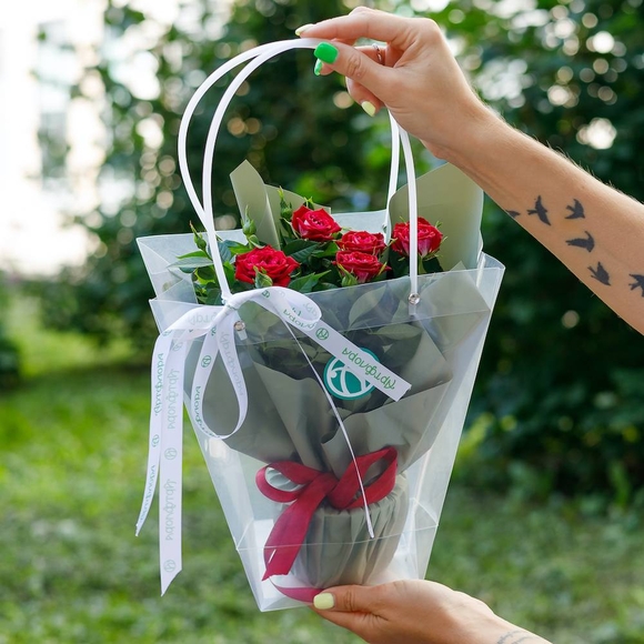 Роза Кордана в цветочной сумочке красная