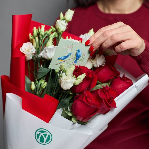 Набор размер М с букетом из красных роз 50 см (Эквадор) и лизиантус - M