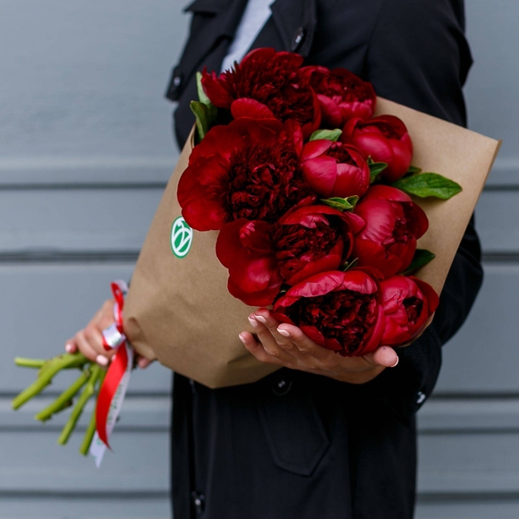 Букет из 9 бордовых пионов (Голландия). АКЦИЯ!