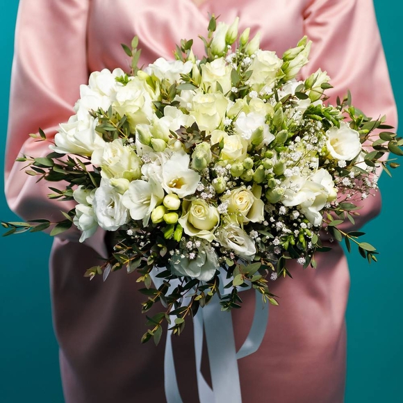Букет невесты из роз, лизиантуса, фрезии и гипсофилы с эвкалиптом