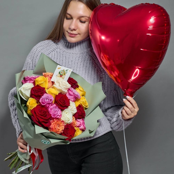 Набор размер L с букетом 25 роз яркий микс 50 см (Эквадор) в корейской упаковке