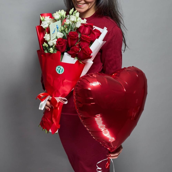 Набор размер L с букетом из красных роз 50 см (Эквадор) и лизиантус - L