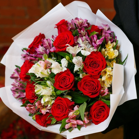 Букет из красных эквадорских роз и альстромерии микс - L