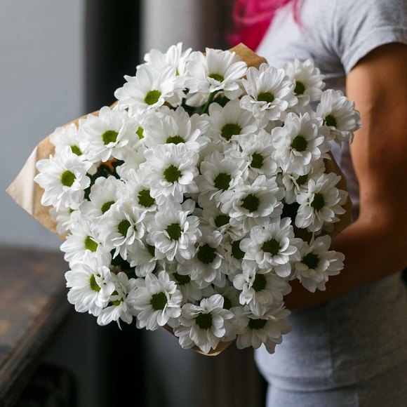 Букет из 7 белых кустовых хризантем