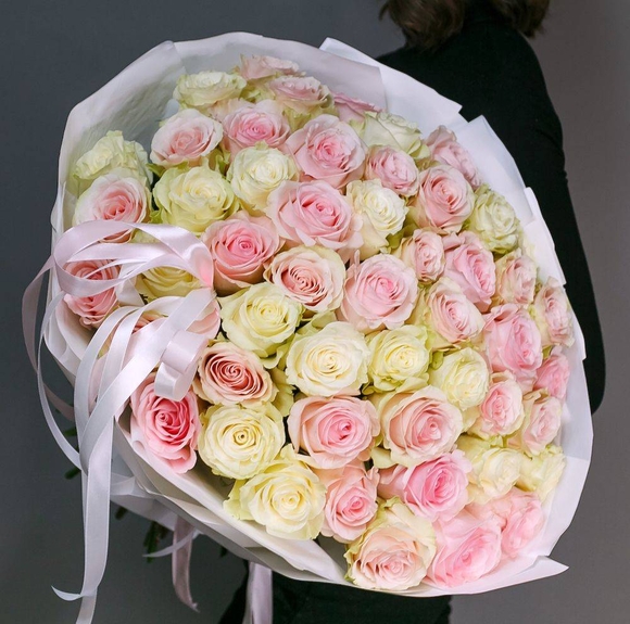 Букет из 51 розовой и белой розы 50 см (Эквадор)