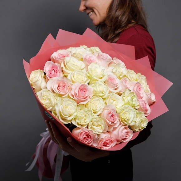 Букет из 35 белых и розовых роз 50 см (Эквадор)
