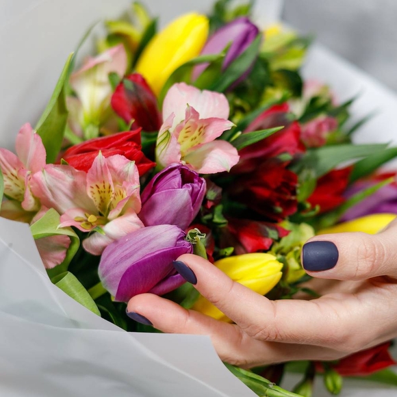 Букет из тюльпанов и альстромерии микс - S