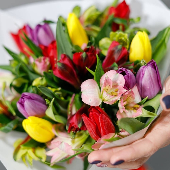 Букет из тюльпанов и альстромерии микс - S