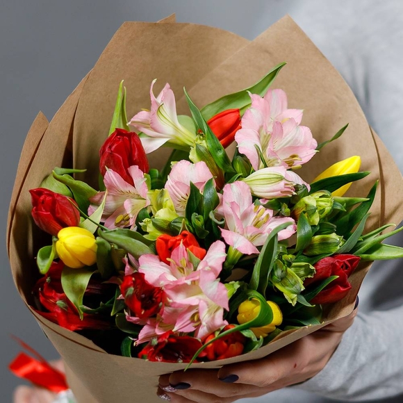Букет из тюльпанов и альстромерии микс - М