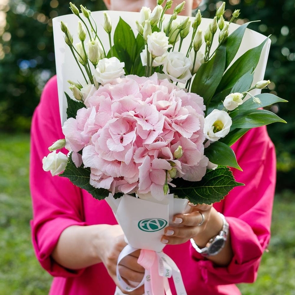 Букет из розовой гортензии и лизиантуса