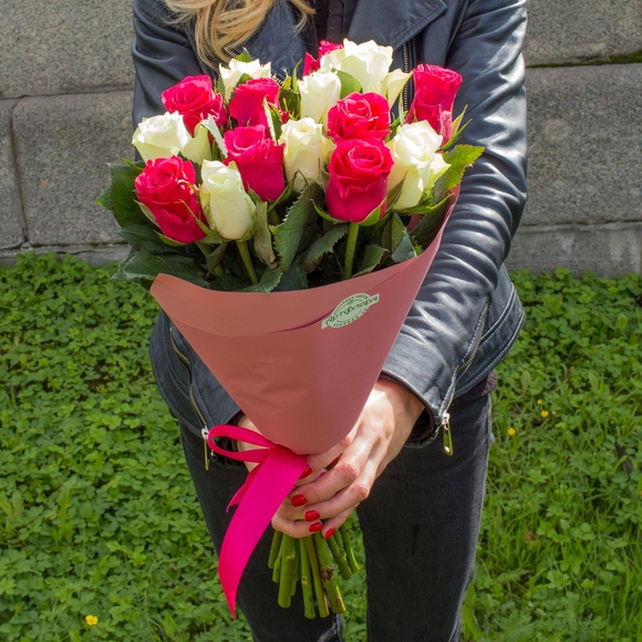 Букет из 15 белых и розовых роз 50 см (Кения)