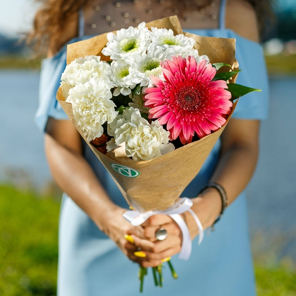 Букет из герберы, гвоздик и кустовой хризантемы