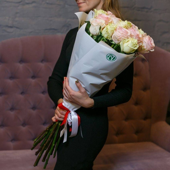 Букет из 15 белых и розовых роз 70 см (Эквадор)