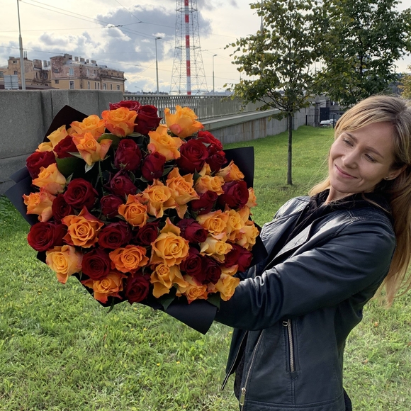 Букет из 51 красной и оранжевой розы 50 см (Кения)