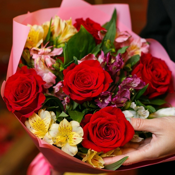 Букет из красных эквадорских роз и альстромерии микс - S