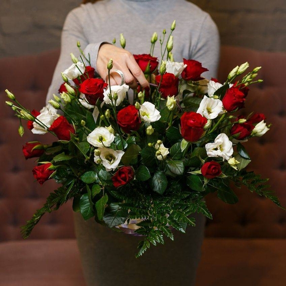 Корзина с красными розами (Кения), лизиантусом и зеленью