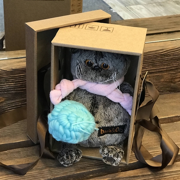 Басик с кубком в шарфе